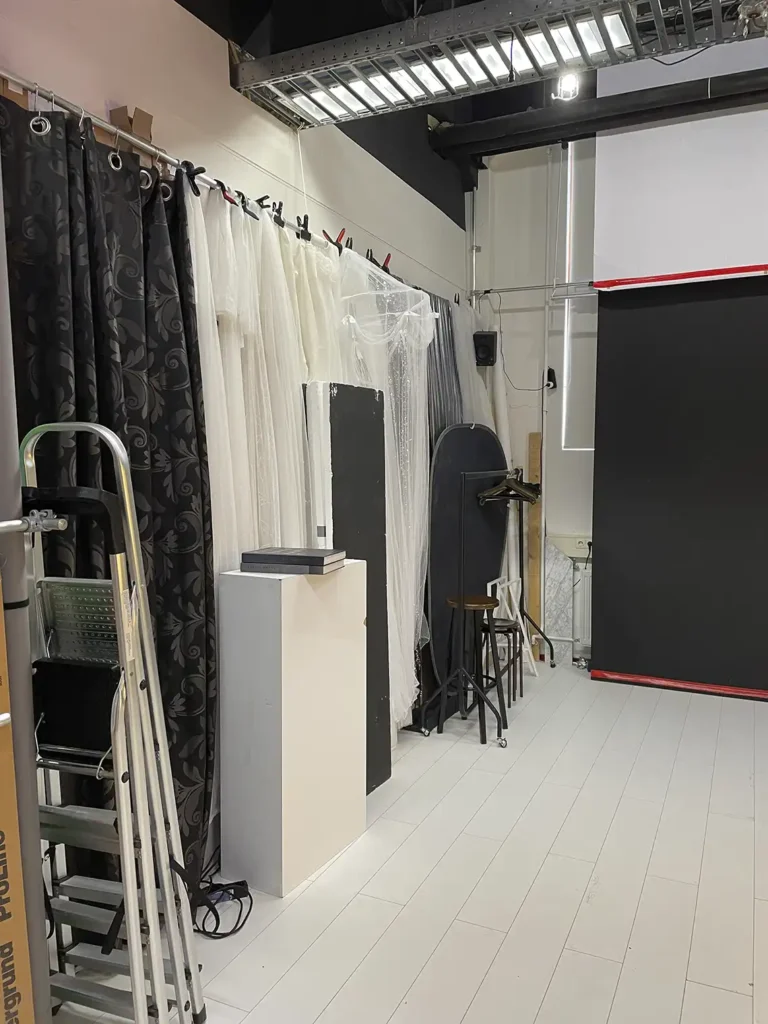 De zijwand met doeken in Fotostudio verhuur en workshop ©Leon Schroder